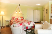 Großes Doppelbett und gemütliche Sitzecke